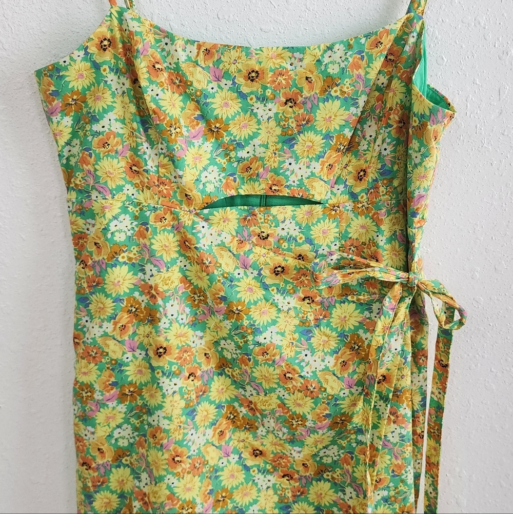 Astr NWOT Summer Floral Keyhole Mini Wrap Dress in Green & Yellow Floral Medium - Picture 6 of 7